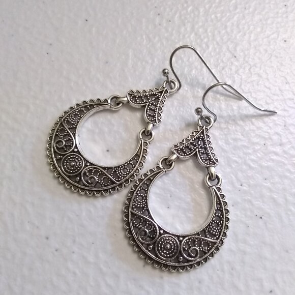 Bollywood Vibes! Intricate Filigree Hoops! Sexy Goddess Diva Earrings - Picture 6 of 7